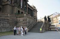 Unsere kleine Reisegruppe mit Reiseleiterin Jana vor dem Nationalmuseum.