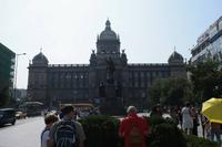 Das imposante Hauptgebäude des Nationalmuseums. Davor Wenzel auf seinem Pferd.