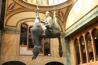 Hier hing auch diese Persiflage auf das Reiterdenkmal am Wenzelsplatz.