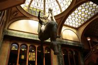 Wirkt schon sehr skurril, wenn man darunter steht.