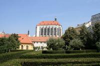 Irgendwie halb fertig wirkt die Maria-Schnee-Kirche.