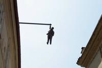 Und zwar dieses Denkmal an einem Balken.