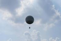 Wer möchte, kann auch mit diesem Ballon über der Moldau schweben und von dort eine überragende Aussicht genießen.