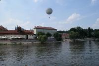 Der Strand liegt direkt neben dem Kafka-Museum auf der Kleinseite. Von dort startet auch eben erwähnter Ballon.