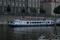 So sehen übrigens die typischen Schiffe aus, die den Besuchern Prags die Moldauufer zeigt.