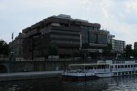 Ein weiteres, besonders wuchtiges Hotel.