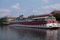 Dies hier ist nicht etwa ein Schiff, sondern ein schwimmendes Hotel. Näher an der Moldau kann man wirklich nirgends nächtigen.