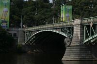 Die tschechische Brücke (Cechuv Most) ist ein beliebter Parkplatz für Reisebusse.