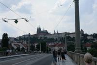 Nach der Bootstour machten wir uns auf zur Tramhaltestelle Malostranska. Dafür überquerten wir eine große Moldaubrücke.