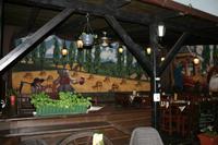 Auch im Biergarten gibt es einige sehenswerte Wandgemälde.