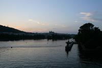 Langsam dunkelte es schon in der Moldaumetropole.