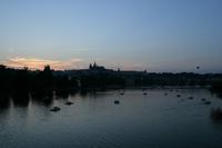 Viele Besucher der Stadt betrachten den Sonnenuntergang und die Prager Burg direkt von der Moldau aus im Tretboot.