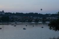Auch der kleine Zwei-Personen-Ballon steigt bis spät abends in den Prager Himmel über der Karlsbrücke auf.