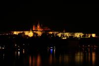 Und wenn die Sonne erst untergegangen ist, kann man über die Beleuchtung der Prager Burg nur staunen.