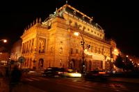 Das Nationaltheater voll erleuchtet.