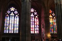 An hellen Tagen tauchen die Fenster Wände und Boden des Doms in bunte Farben.