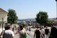 Von der Südseite der Burg aus führt eine Straße mit atmeberaubender Aussicht herunter zur Moldau.