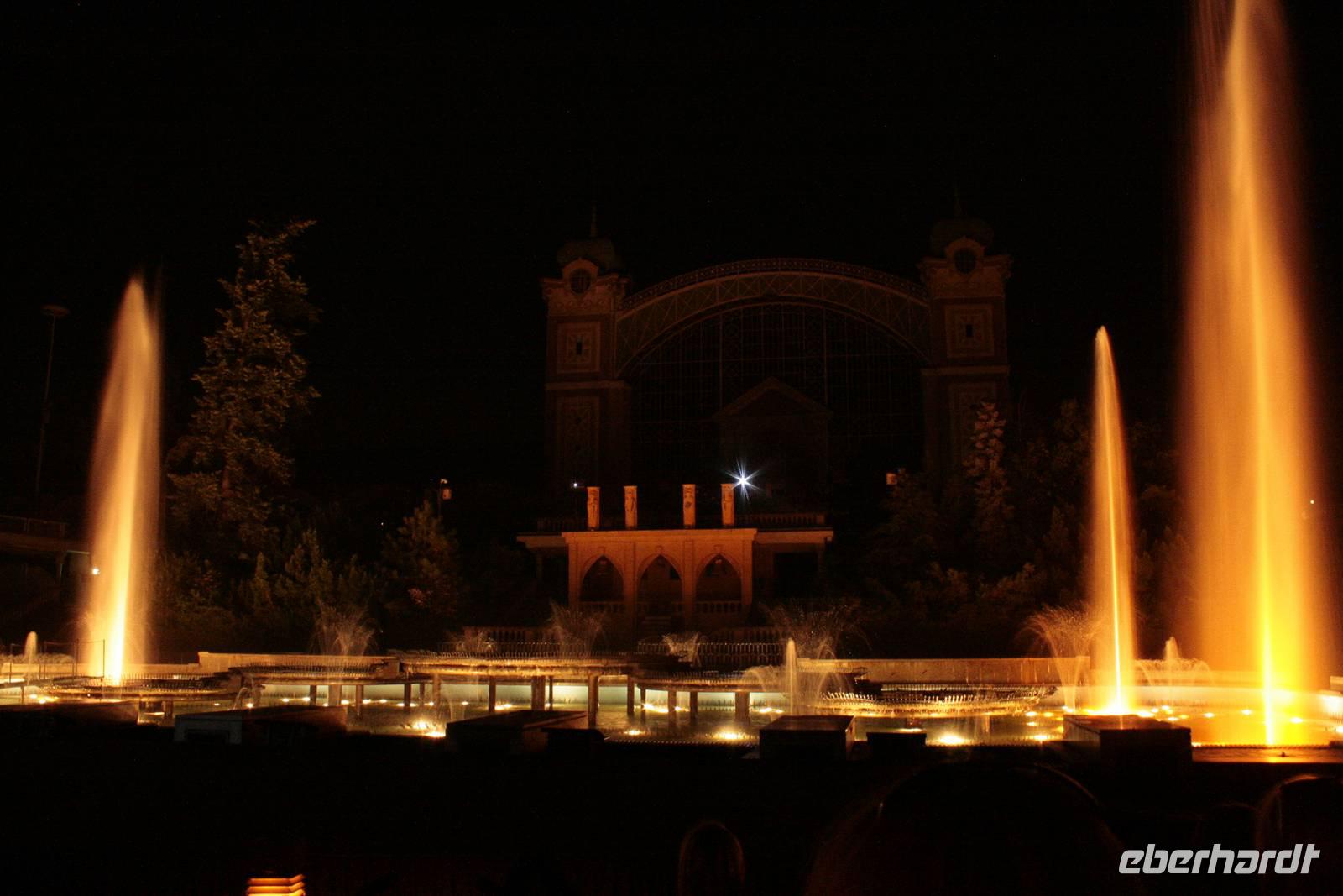 Im Hintergrund übrigens der im Jugendstil erbaute Messepalast.