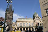 Gemeindehaus (heute mit einem Cafe im Inneren) und Pulverturm.