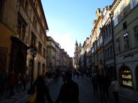 Nach der Karlsbrücke laden die hübschen Gässchen der Kleinseite zu einem Bummel ein. Über Allem thront der St. Niklas-Dom.