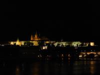 Prager Burg bei nächtlicher Beleuchtung.