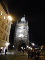 Auch der Altstädter Brückenturm wird nachts angestrahlt.
