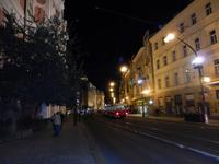 Auf ihr herrscht dann nicht mehr so viel Verkehr und sie ist etwas ruhiger als tagsüber.