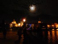 Ein traumhafter Blick entlang der Karlsbrücke bei Nacht.