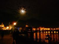 Das Ufer der Prager Alt- und Neustadt im Mondschein.