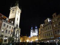 Sogar im Dunkeln ist die astronomische Uhr mit dem Gang der Apostel noch eine beliebte Sehenswürdigkeit.