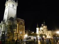 Altstädter Rathaus und St. Niklas-Kirche bei Nacht.