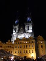 Besonders schön in nächtlicher Beleuchtung: Die Teynkirche.