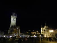 Altstädter Ring bei Nacht.