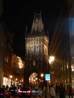 Natürlich reicht die Beleuchtung weit stadteinwärts. Daher ist es eigentlich auch ein Muss, ein wenig durch die Gässchen zu schlendern.