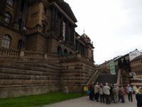 Zuerst führte sie uns zum Nationalmuseum, einem der Wahrzeichen der Prager Neustadt.