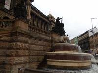 Direkt vor eben diesem Kreuz erhebt sich der imposante Brunnen vor dem Nationalmuseum.