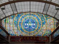 Das Bleiglasmosaik in der nächsten Passage machte eindrucksvoll Werbung für den ehemaligen staatseigenen Elektronikproduzenten TESLA.