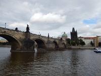 Vom Fluss aus bietet sich nochmal ein komplett anderer Blickwinkel auf die Karlsbrücke.
