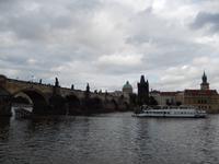 Die Karlsbrücke mit dem begrenzenden Altstädter Brückenturm.