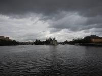 Auf der Insel am Ende der Schifffahrt steht einsam ein altes Prager Kraftwerk. Hier begann es zum ersten Mal (und glücklicherweise auch zum letzten Mal) richtig stark zu regnen.