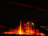 Wir genossen einen beleuchteten Springbrunnen zu Musik aus Filmen des 21. Jahrhunderts.