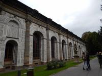 Diese wurde außen mit Kratzputz dekoriert.