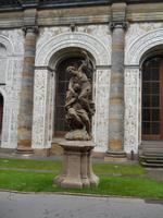 Alte Statuen runden das Bild scheinbar harmonisch ab...