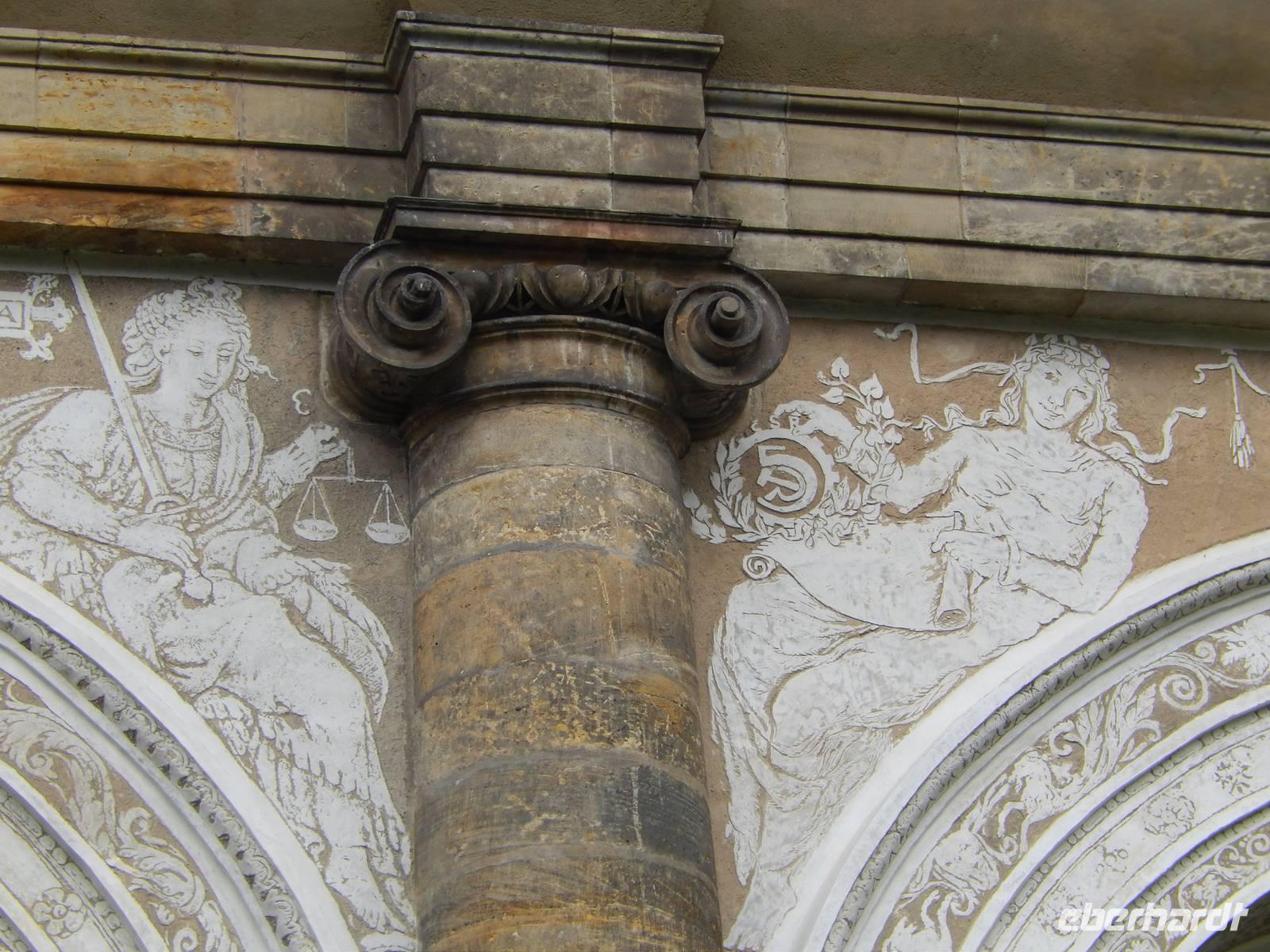 Man darf sich jedoch nicht täuschen lassen. Bei genauerer Betrachtung zeigte uns Jana hier beispielsweise das Symbol für den Fünf-Jahres-Plan.