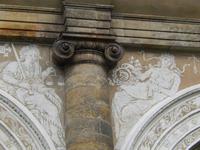 Man darf sich jedoch nicht täuschen lassen. Bei genauerer Betrachtung zeigte uns Jana hier beispielsweise das Symbol für den Fünf-Jahres-Plan.