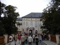 Über die Pulverbrücke bewegten wir uns langsam auf unsere heutige Hauptattraktion, die Prager Burg, zu.