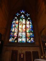 Das Mucha-Fenster ist das berühmteste Fenster des Veitsdoms.