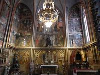 Sie ist ausgekleidet mit Halbedelsteinen und vergoldetem Stuck.