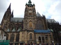 Front des Veitsdoms. Auf zwei getrennten Uhren werden Stunden und Minuten dargestellt.