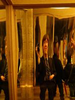 Reisebegleiter Dominik im Spiegelkabinett auf dem Petrin.